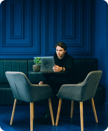 Developer in cafe